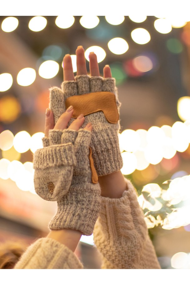 사슴가죽 글로밋장갑 - 오트밀은 가을, 겨울 시즌에 어울리는 남녀 공용 장갑입니다. 부드러운 촉감의 사슴가죽과 울, 나일론 혼방 소재로 제작되어 보온성과 신축성을 갖췄습니다. 손바닥 부분에 사슴가죽을 덧대어 내구성을 높였으며, 핑거리스와 일반 장갑 두 가지 스타일로 착용 가능하여 실용적입니다. 오트밀, 네이비, 올리브, 차콜 4가지 색상으로 출시되었으며, 한국인 손 사이즈에 최적화된 핏을 제공합니다. 캐주얼, 아메카지 스타일의 겨울 데일리룩, 산책룩, 여행룩에 매치하기 좋습니다.
