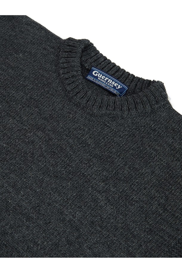 차분하고 세련된 무드의 크루넥 홀가먼트 스웨터 - 차콜입니다. 부드러운 울 소재로 제작되어 포근한 착용감을 선사하며, 가을과 겨울 시즌에 따뜻하게 입기 좋습니다. 베이직하고 미니멀한 디자인으로 다양한 스타일 연출이 용이하며, 특히 출근룩에 활용하기 좋습니다. 홀가먼트 공법으로 제작되어 봉제선이 없어 더욱 깔끔하고 편안한 착용감을 제공합니다. 레귤러핏과 긴 소매 기장으로 안정적인 핏을 선사합니다.
