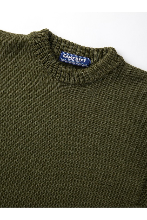 "아미" 크루넥 홀가먼트 스웨터는 울 소재로 제작되어 부드러운 촉감을 선사하며, 가을과 겨울에 따뜻하게 착용할 수 있습니다. 베이직하고 미니멀한 스타일로, 출근룩과 모임룩에 모두 잘 어울리는 활용도 높은 아이템입니다. 레귤러 핏에 라운드넥 디자인, 긴 소매 기장으로 편안한 착용감을 제공합니다. 카키와 올리브 두 가지 색상으로 출시되어, 다양한 스타일에 매치하기 용이하며, 로고 디테일로 포인트를 더했습니다. 두꺼운 두께감으로 보온성을 높였으며, 클래식, 미니멀, 캐주얼 등 폭넓은 스타일을 소화할 수 있습니다.
