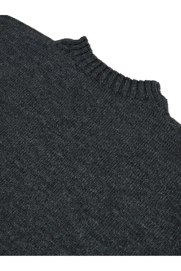 차콜 색상의 피셔맨 홀가먼트 스웨터는 가을과 겨울에 따뜻하게 입을 수 있는 남녀 공용 상의입니다. 부드러운 울 소재로 제작되어 뛰어난 촉감을 자랑하며, 레귤러 핏에 라운드넥 디자인으로 어떤 스타일에도 잘 어울립니다. 캐주얼, 클래식, 미니멀 스타일을 즐겨 입는 분들께 추천하며, 앵커 자수 디테일이 포인트로 더해져 세련된 느낌을 줍니다. 두꺼운 두께감으로 보온성을 높여 출근룩으로도 손색없습니다. 
