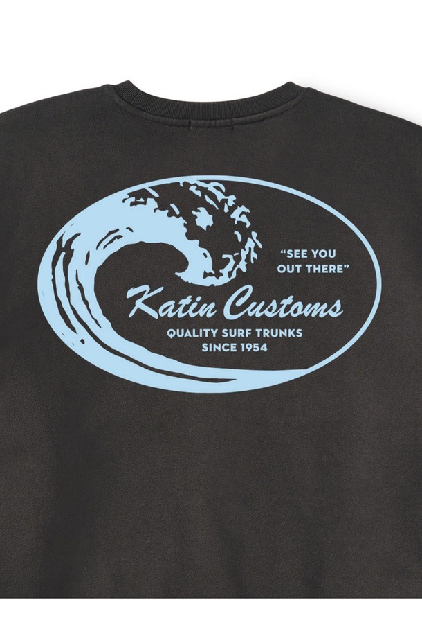 타이달 크루넥 스웻셔츠 - 블랙 워시는 캐주얼과 스트릿 스타일을 넘나드는 매력적인 상의입니다. 릴랙스 핏으로 편안함을 더하며, 면과 폴리에스테르 혼방 소재로 제작되어 부드러운 촉감을 자랑합니다. 빈티지 워싱 처리된 블랙 워시 컬러는 은은한 멋을 더하고, 캘리포니아 서핑샵에서 영감을 얻은 프린트가 돋보입니다. 라운드넥에 긴 소매 기장으로 사계절 내내 레이어드하여 다양한 스타일을 연출할 수 있으며, 여행룩, 캠핑룩 등 TPO에 구애받지 않고 폭넓게 활용하기 좋습니다.
