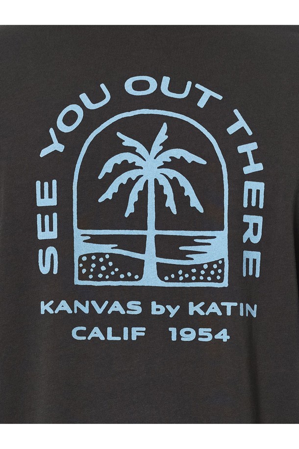 페세지 긴팔 티셔츠 - 블랙 워시는 오가닉 코튼 100% 소재로 제작되어 부드러운 촉감을 자랑합니다. 트로피컬 스토어에서 영감을 받은 아트워크 프린팅이 돋보이며, 캐주얼, 스트릿 스타일을 연출하기에 좋습니다. 봄, 가을 시즌에 레이어드하여 입기 좋으며, 릴랙스 핏의 라운드넥 디자인으로 편안하게 착용할 수 있습니다. 일상복이나 서핑 시에도 활용 가능한 실용적인 아이템입니다. 여행룩, 휴가룩에도 잘 어울리는 필수템입니다.
