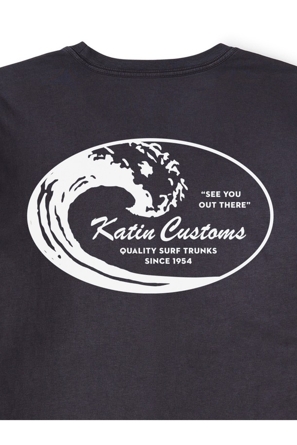 타이달 긴팔 티셔츠 - 폴라 네이비는 부드러운 오가닉 코튼 소재로 제작되어 편안한 착용감을 선사합니다. 힙을 덮는 롱 기장과 루즈핏으로 체형 커버에 효과적이며, 서퍼 또는 스트리트 스타일을 연출하기 좋습니다. 네이비 컬러의 폴라 디자인과 긴소매는 세련된 분위기를 더하고, 래시가드 위에 레이어드하여 휴가룩이나 여행룩을 완성할 수 있습니다. 로고 또는 프린트 패턴으로 포인트를 준 미니멀하면서도 캐주얼한 스타일의 긴팔 티셔츠입니다.
