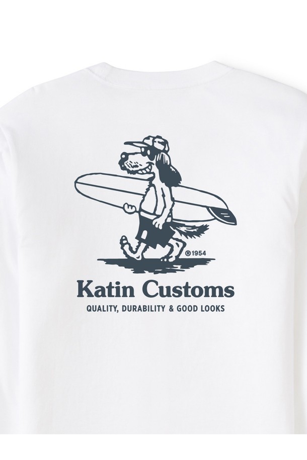 부드러운 촉감의 오가닉 코튼 100% 소재로 제작된 루(Lou) 긴팔 티셔츠 - 화이트입니다. 릴랙스핏으로 편안하게 착용 가능하며, 캐주얼, 스트릿 스타일을 연출하기 좋습니다. 귀여운 강아지 그래픽 디자인이 포인트이며, 일반 티셔츠보다 2-3cm 긴 기장으로 제작되어 트렌디한 룩을 연출합니다. 서핑, 일상생활, 동네 마실룩, 여행룩 등 다양한 TPO에 활용할 수 있으며, 래쉬가드 위에 레이어링하여 개성 있는 스타일을 완성할 수 있습니다.
