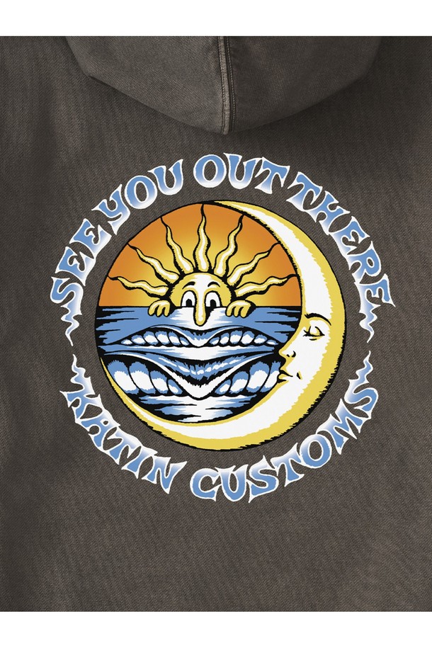 루나 후드티 - 리드는 캐주얼, 미니멀, 스트리트 스타일을 아우르는 릴랙스핏 후드티입니다. 힙을 덮는 롱 기장으로 편안한 착용감을 선사하며, 부드러운 면과 폴리에스테르 혼방 소재로 제작되어 사계절 내내 활용도가 높습니다. 빈티지 워싱 마감과 캘리포니아 감성의 그래픽/일러스트 패턴이 특징이며, 래쉬가드 위에 레이어드하여 서핑룩이나 여행룩, 휴가룩으로 연출할 수 있습니다. 긴 소매와 후드 디자인으로 실용성을 더했으며, 견고한 마감 처리로 퀄리티를 높였습니다. 데일리룩, 집콕룩으로도 손색없는 루나 후드티 - 리드를 만나보세요.
