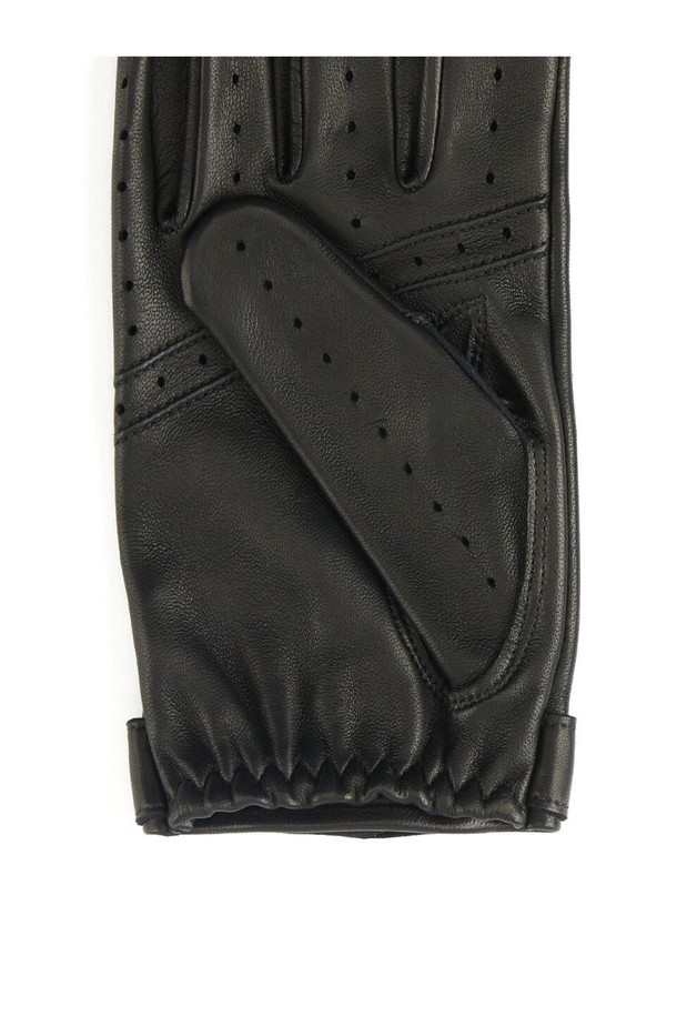 플레밍 드라이빙 장갑 - 블랙은 부드러운 헤어쉽 가죽과 가죽 소재로 제작된 남성용 장갑입니다. 사계절 착용 가능하며, 클래식, 미니멀, 시크 스타일을 연출하기에 좋습니다. 섬세한 클래식 3라인 핸드 스티칭과 손바닥 크로스 라인, 슬림핏 디자인으로 고급스러움을 더했습니다. 로고 엠보싱 스트랩과 하프 피케 스티칭, 인심 스티칭 디테일이 특징이며, 통기성과 그립감을 높여 운전 시 편안함을 제공합니다. 출근룩이나 비즈니스 캐주얼에 매치하여 세련된 스타일을 완성해보세요.
