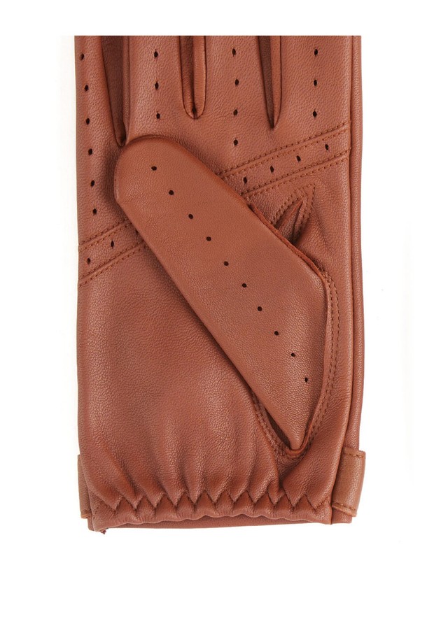 플레밍 드라이빙 장갑 - 하이웨이 탄은 남성용 소가죽 장갑입니다. 클래식, 미니멀, 캐주얼 스타일에 적합하며, 운전 및 일상생활에서 사용할 수 있습니다. 하이웨이 탄 컬러와 부드러운 촉감이 특징이며, 손등에는 통기구가, 손목에는 로고 스트랩이 디자인되어 있습니다. 얇은 두께로 뛰어난 그립감을 제공하며, 슬림핏 디자인과 가벼운 무게감으로 편안하게 착용할 수 있습니다. 삼선 스티치와 하프 피케 스티칭 디테일이 돋보이며 내구성이 강화되었습니다.
