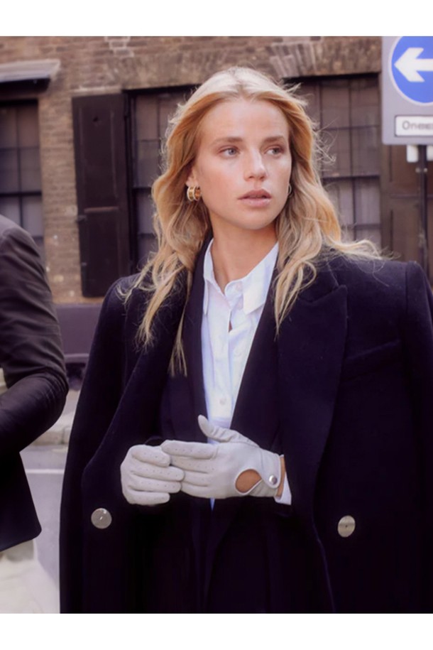 트럭스턴 여성 드라이빙 장갑 - 꼬냑은 부드러운 헤어쉽 가죽과 풀그레인 가죽을 사용하여 제작된 여성용 장갑입니다. 은은한 광택과 얇은 두께감, 손의 움직임을 고려한 입체적 설계가 특징이며, 밀착핏으로 편안한 착용감을 선사합니다. 통풍구멍과 하프 피겨 봉제 디테일은 클래식, 미니멀, 시크한 스타일을 연출하며, 봄, 가을, 겨울 계절에 드라이빙 또는 일상용으로 착용하기 좋습니다. 3-4면의 입체적 패턴 설계와 내구성이 강한 가죽으로 제작되어 오랫동안 사용할 수 있으며, 손목까지 오는 짧은 길이감으로 세련된 룩을 완성합니다.
