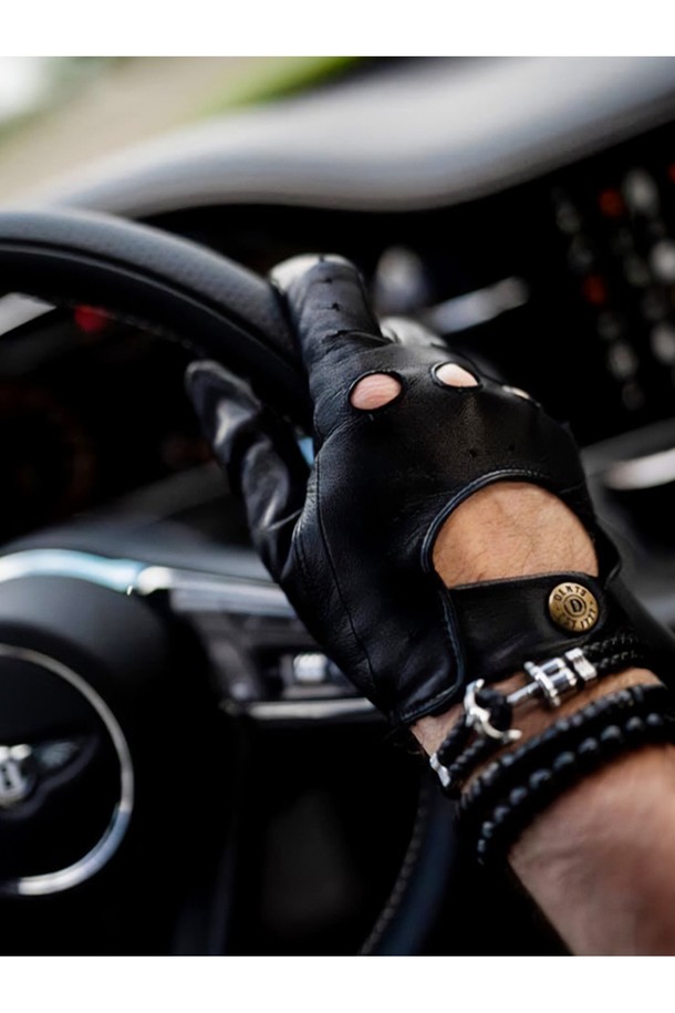 델타 드라이빙 장갑 - 코르크는 남성용 드라이빙 장갑으로, 헤어쉽 가죽 소재를 사용하여 부드러운 촉감과 얇은 두께로 제작되었습니다. 클래식한 디자인에 너클홀, 통기구멍, 스냅 버튼 등의 디테일이 돋보이며, 코르크, 블랙, 그린, 탠 등 다양한 컬러 옵션을 제공합니다. 풀그레인 레더와 자연스러운 텍스처, 고밀도 표면 처리가 특징이며, 해부학적 패턴 디자인과 인심 스티칭, 3-4조각 포셰트 패턴으로 드라이빙 시 뛰어난 그립감과 통기성, 온도 조절 기능을 선사합니다. 여행룩이나 비즈니스 캐주얼과 같은 TPO는 물론, 클래식, 미니멀, 시크 스타일을 즐기는 분들께 적합합니다.
