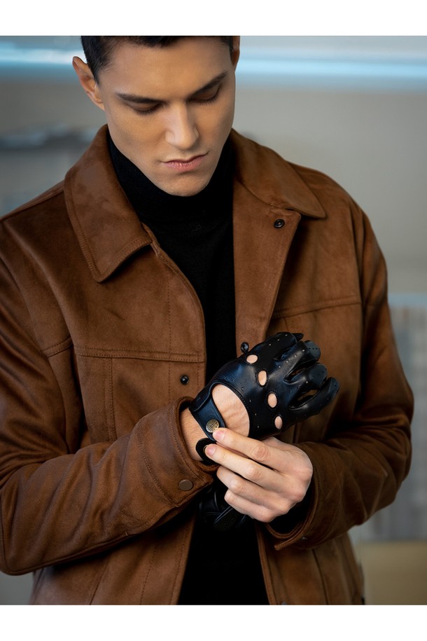 델타 드라이빙 장갑 - 탄은 부드러운 소가죽 소재로 제작되어 뛰어난 착용감을 선사합니다. 클래식하면서도 미니멀한 디자인으로 데이트룩에 잘 어울립니다. 통기성과 흡습 기능이 있어 쾌적하게 사용할 수 있으며, 손등 및 손가락 통기구멍과 그립감 강화 디자인이 특징입니다. 인심 스티칭과 짧은 기장으로 활동성을 높였으며, 3-4 패널 손가락 구조로 편안함을 더했습니다. 탄, 블랙, 그린, 코크 총 4가지 컬러로 만나보세요.
