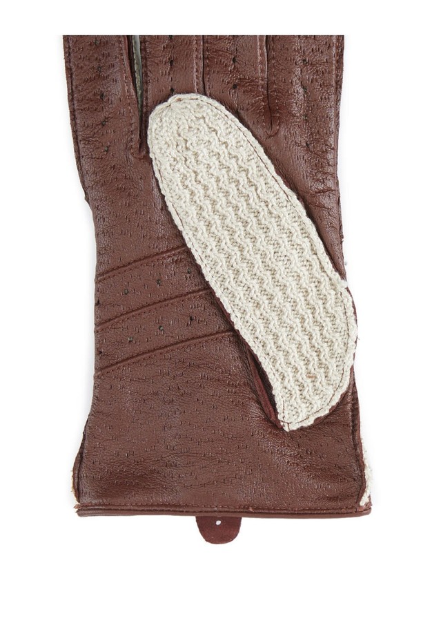 랭커스터 드라이빙 장갑 - 탄은 부드러운 소가죽과 면 소재로 제작되어 봄, 여름철 드라이빙 시 쾌적함을 선사합니다. 탄색 컬러에 크로셰 니트 패턴, 펀칭 디테일이 돋보이는 빈티지 스타일의 장갑입니다. 손바닥 부분은 헤어쉽 가죽을 사용하여 내구성을 높였으며, 프릭심 스티칭 공법과 3-4 패널 손가락 거셋으로 편안한 착용감을 제공합니다. 통기성과 흡습 기능으로 땀이 차는 것을 방지하며, 안감 없는 디자인으로 더욱 가볍게 사용할 수 있습니다. 데이트룩, 여행룩 등 다양한 TPO에 클래식, 미니멀, 캐주얼 스타일로 연출하기 좋습니다.
