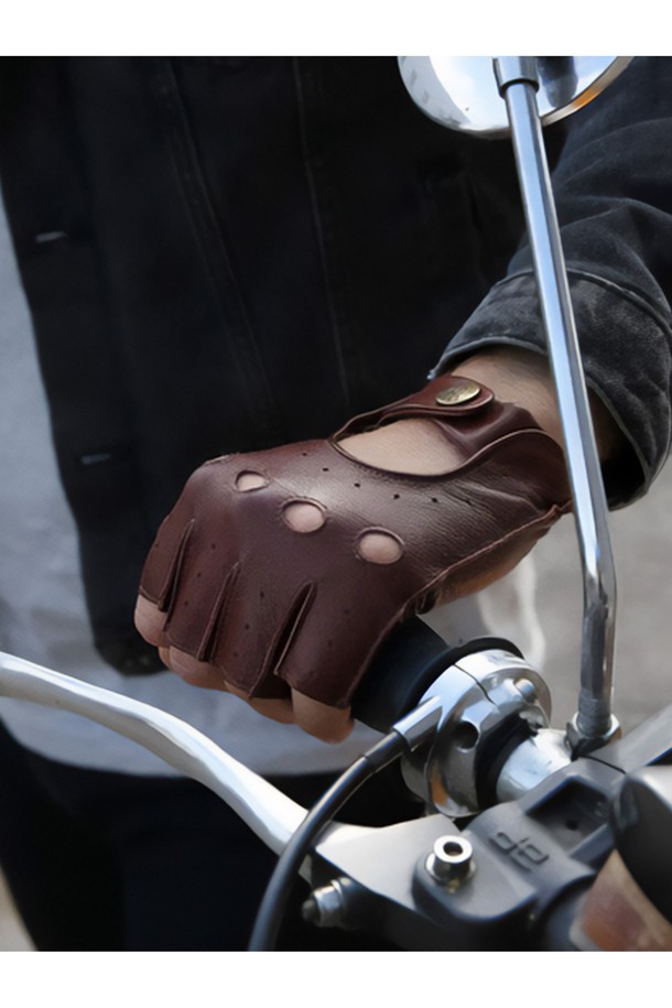 스네터튼 드라이빙 장갑 - 베리 색상은 남성용으로, 클래식하고 미니멀한 스타일을 추구하는 분들을 위한 제품입니다. 고지대 헤어쉽 가죽과 풀그레인 레더를 사용하여 부드러운 촉감과 자연스러운 주름, 스크래치가 특징이며, 얇은 두께로 여름철 드라이빙에 적합합니다. 핑거리스 디자인과 손등 통기구, 손바닥 그립 강화, 그리고 프릭심 스티칭은 기능성을 더합니다. 사이즈 조절 기능과 통기성을 갖춰 편안한 착용감을 제공합니다. 베리 색상은 세련된 분위기를 연출합니다.
