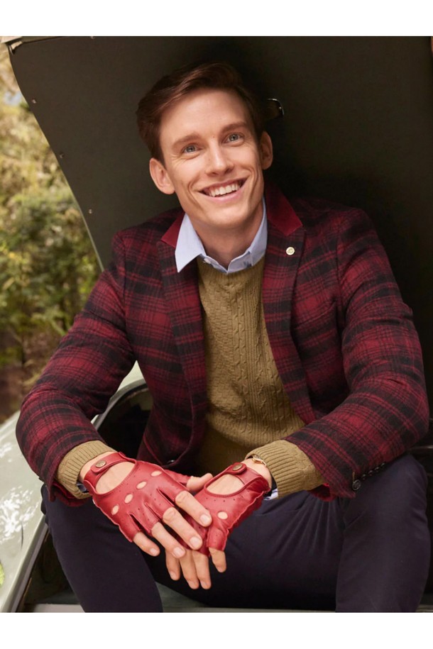 스네터튼 드라이빙 장갑 - 그린은 클래식하고 미니멀한 스타일을 추구하는 분들을 위한 아이템입니다. 부드러운 가죽 소재에 손가락 없는 반장갑 디자인으로, 봄, 가을 드라이빙 시 손등의 통기성을 높였습니다. 그린 컬러와 무지 패턴이 세련된 느낌을 주며, 버튼 디테일이 포인트입니다. 데이트룩 또는 모임룩에 매치하여 스타일리시함을 더할 수 있습니다.
