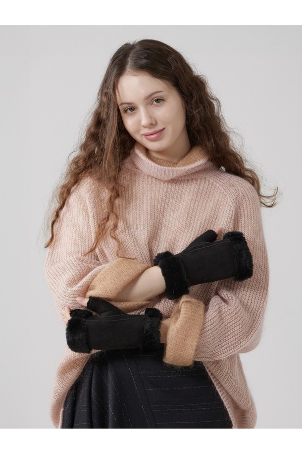 베라 헤어쉽(Vera Hairship) 여성 가죽 장갑 - 블랙 스웨이드입니다. 부드러운 스웨이드 소재로 제작되어 뛰어난 촉감을 자랑하며, 추운 겨울철 보온성을 책임집니다. 손목 부분의 퍼(Fur) 디테일이 고급스러움을 더하며 클래식하고 미니멀한 스타일을 연출합니다. 블랙 컬러의 무지 디자인으로 어떤 옷에도 잘 어울려 일상에서 활용하기 좋습니다. 두꺼운 두께감으로 따뜻하게 손을 보호해주는 겨울 필수 아이템입니다.
