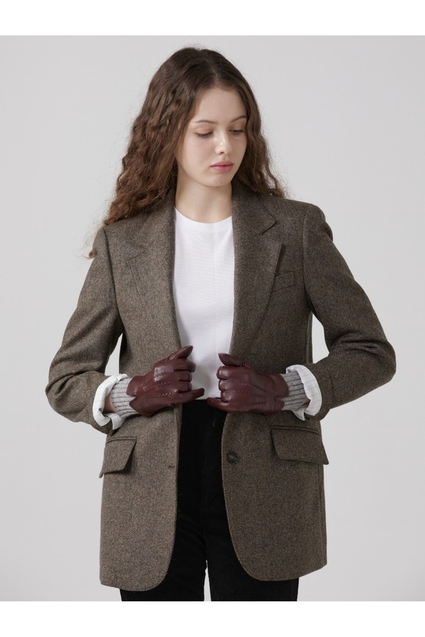 타마라 여성 가죽 장갑 - 클라렛은 가을과 겨울, 추운 계절에 따뜻하게 손을 보호해 줄 여성용 장갑입니다. 부드러운 촉감의 가죽 소재와 니트 커프스의 조화가 돋보이며, 클래식하면서도 미니멀한 스타일을 연출합니다. 클라렛, 버건디, 그레이 3가지 색상으로 제공되어, 어떤 의상에도 잘 어울립니다. 손목 부분의 니트 디테일이 디자인의 포인트가 되어 고급스러움을 더합니다. 일상생활에서 보온성을 유지하며 세련된 스타일을 완성해 보세요.
