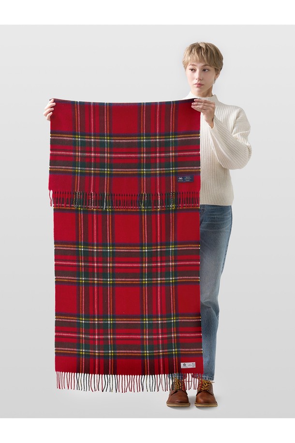 메리노울 숄 70cm - 베이지는 부드러운 촉감과 우수한 보온성을 자랑하는 숄/머플러입니다. 가을, 겨울에 어울리는 두꺼운 두께감과 클래식, 베이직 스타일로 다양한 룩에 활용하기 좋습니다. 15~25마이크론 섬유와 밀란지 기법을 사용하여 형태 변형이 적고, 브리티시 스타일의 고급스러움을 더했습니다. 데일리룩, 모임룩, 오피스룩 등 TPO에 구애받지 않고 클래식, 미니멀, 캐주얼 스타일 모두 소화 가능하며, 프린지 디자인으로 포인트를 주었습니다. 메리노울 소재 특유의 통기, 향균, 소취 기능으로 쾌적하게 착용할 수 있습니다.
