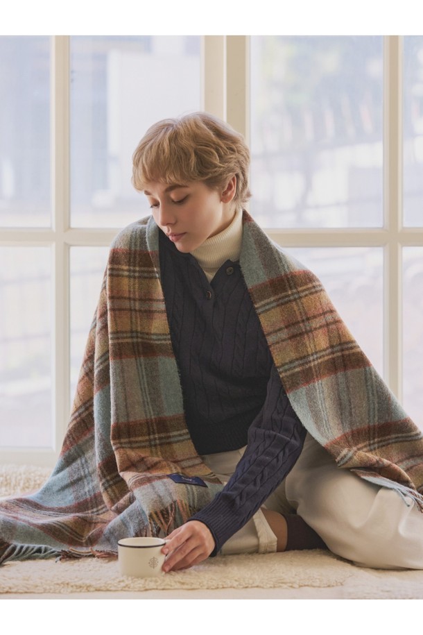 메리노 울 블랭킷 - 파스텔 블락 아쿠아는 부드러운 촉감과 두꺼운 두께로 가을, 겨울철 실내에서 포근함을 더해주는 블랭킷입니다. 고급스러운 텍스처의 메리노 울 소재에 아쿠아와 파스텔 컬러의 조화로운 블록 패턴 디자인이 돋보입니다. 울마크 인증을 받은 제품으로, 보온, 방수, 흡습 기능은 물론, 자연 방오 기능과 뛰어난 형태 유지력, 우수한 내구성을 자랑합니다. 집콕룩, 겨울 데일리룩에 클래식하면서도 미니멀한 분위기를 더해보세요.
