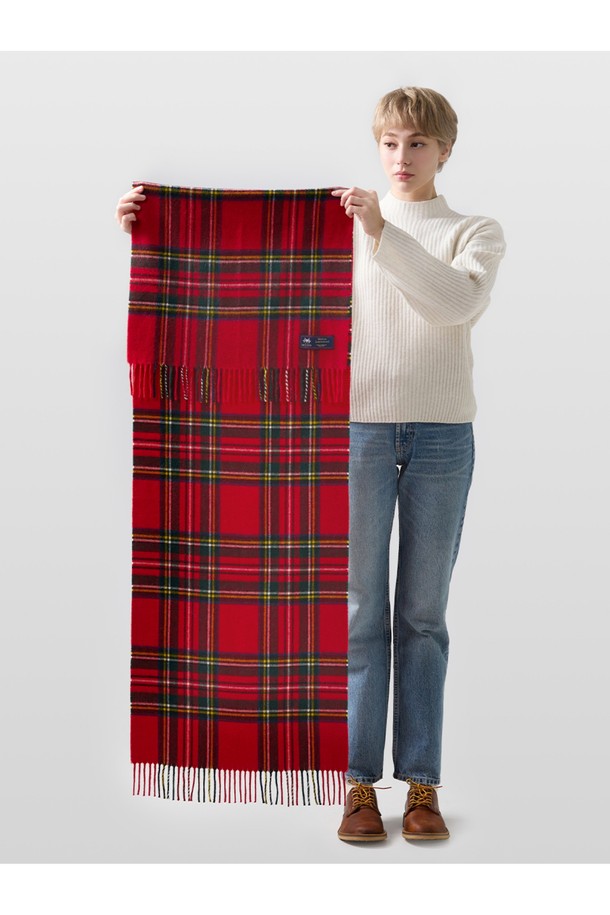 메리노울 숄 머플러 50cm - 네이비 톰슨은 부드러운 촉감의 메리노울 소재로 제작되어 가을, 겨울철 따뜻함을 선사합니다. 클래식한 체크 패턴과 멜란지 기법이 적용되어 세련된 분위기를 연출하며, 넉넉한 50cm 폭과 프린지 디자인으로 포인트를 더했습니다. 보온, 흡습, 통기 기능은 물론, 프리미엄 램스울과 울마크 인증으로 품질을 보장합니다. 겨울 데일리룩, 모임룩, 산책룩 등 다양한 TPO에 클래식, 미니멀, 캐주얼 스타일로 활용하기 좋습니다. 네이비 컬러는 어떤 의상에도 잘 어울려 실용적인 아이템입니다.
