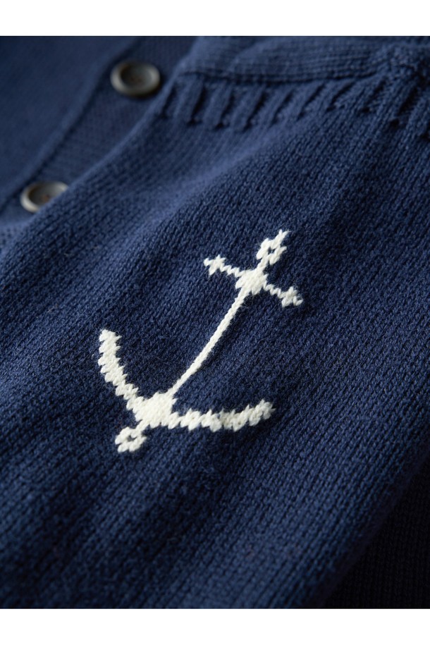 네이비 컬러의 헤비코튼 피셔맨 헤리티지 가디건입니다. 가을과 겨울, 일상 속에서 클래식하고 베이직한 스타일을 연출하기 좋습니다. 두꺼운 두께감의 면 소재로 제작되어 보온성을 높였으며, 단단한 촉감이 특징입니다. T자 형태의 헤리티지 패턴과 파도와 빗줄기를 형상화한 케이블 및 다이아몬드 무늬 짜임, 왼쪽 소매의 앵커 포인트가 돋보입니다. 핑거홀과 밑단 절개 디테일, 라운드넥, 레귤러핏, 긴소매, 버튼 여밈 방식으로 디자인되었습니다.
