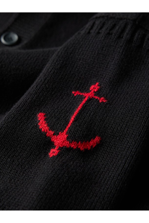 17세기 전통 피셔맨 가디건 디자인을 재현한 헤비코튼 피셔맨 헤리티지 가디건 - 블랙입니다. 튼튼하고 두꺼운 면 소재로 제작되어 가을, 겨울철 잦은 착용에도 끄떡없으며, 레귤러핏으로 편안한 착용감을 선사합니다. 클래식과 캐주얼 스타일을 아우르는 디자인으로, 다이아몬드 형태의 거셋 디테일, 손가락 구멍, 왼쪽 소매 앵커 포인트, 레오파드 엠블럼 디테일을 더해 소장 가치를 높였습니다. 라운드넥에 긴 소매 기장으로 제작되었으며, 밑단 트임으로 활동성을 더했습니다. 겨울 데일리룩 또는 모임룩에 활용하여 미니멀하면서도 스타일리시한 연출을 해보세요. 
