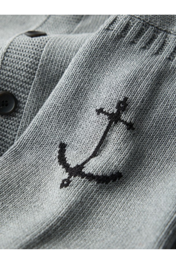 헤비코튼 피셔맨 헤리티지 가디건 - 멜란지 그레이는 클래식과 베이직 스타일을 추구하는 분들을 위한 겨울철 데일리룩, 데이트룩에 적합한 아이템입니다. 두꺼운 두께감과 묵직한 촉감의 헤비코튼 원사를 사용하여 보온성을 높였으며, 정교한 꼬임과 밀도 높은 짜임으로 견고한 형태를 자랑합니다. 다이아몬드형 거싯, 밑단 절개, 왼쪽 소매 앵커 포인트, 핑거홀 등의 디테일이 돋보이며, 레귤러핏의 긴소매 라운드넥 디자인입니다. 멜란지 그레이, 네이비, 베이지, 올리브 블루, 오렌지 레드 등 다양한 컬러 옵션으로 만나보세요.
