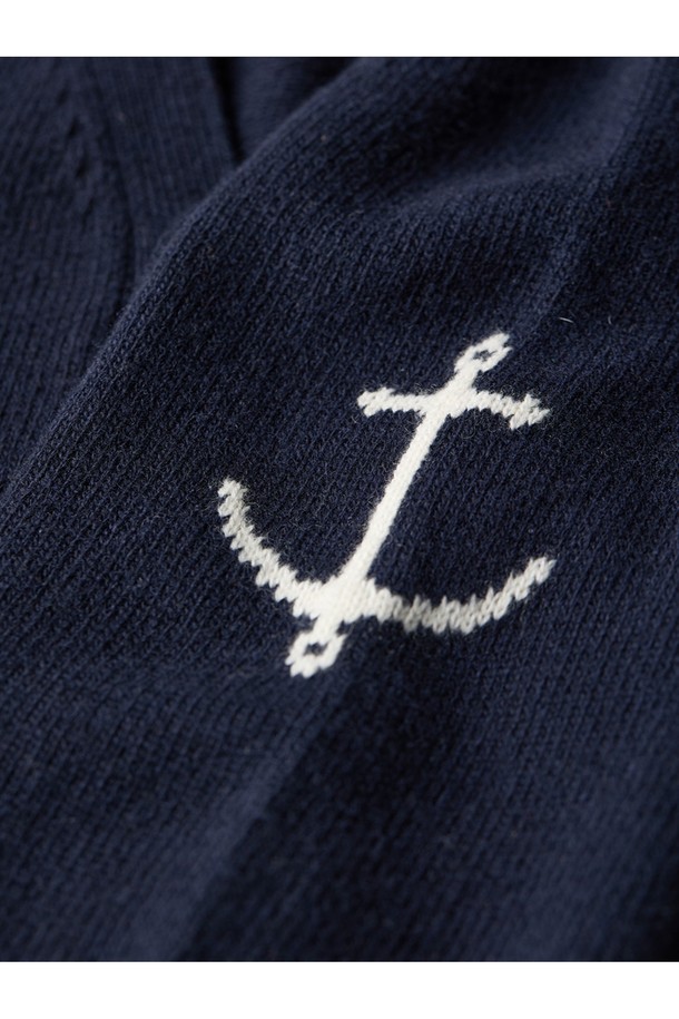 슈퍼 파인 메리노울 브이넥 가디건 - 네이비는 가을, 겨울 시즌을 위한 클래식하고 베이직한 스타일의 니트 가디건입니다. 부드러운 촉감의 슈퍼 파인 메리노울 소재와 두꺼운 두께감으로 뛰어난 보온성을 제공하며, 방풍 및 통기 기능도 갖추었습니다. 레귤러 핏에 브이넥 디자인으로 제작되었으며, 긴 소매와 웨이브, 케이블 패턴, 손가락 구멍, 포켓 디테일이 특징입니다. 링킹 기법과 고밀도 원사를 사용하여 완성도를 높였으며, 데일리룩, 출근룩, 데이트룩 등 다양한 TPO에 활용하기 좋습니다.
