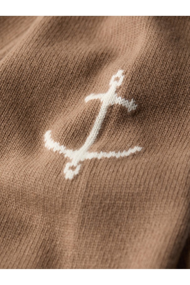 슈퍼 파인 메리노울 브이넥 가디건 - 카멜 브라운은 부드러운 촉감과 뛰어난 보온성을 자랑하는 가을/겨울 필수 아이템입니다. 18.5마이크로미터 이하의 초미세 등급 메리노울 소재로 제작되어 밀도 높은 짜임과 단단한 조직감을 느낄 수 있습니다. 베이직하고 클래식한 디자인으로, 포켓과 핑거홀, 사시 봉제 마감, 깔끔한 봉제선 등의 디테일이 돋보입니다. 레귤러핏에 브이넥으로 디자인되어 겨울 데일리룩, 오피스룩, 모임룩 등 다양한 TPO에 활용하기 좋습니다. 카멜 브라운을 포함한 네이비, 미드 그레이, 체스트넛, 포레스트 그린 5가지의 다채로운 컬러로 만나보세요.
