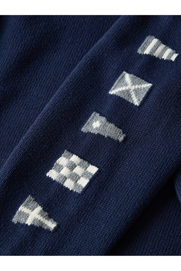 2차 세계대전 영국 해군을 모티브로 한 헤비코튼 시그널 플래그 스웨터 - 네이비 제품입니다. 10수 고급 코튼 원사를 사용하여 묵직한 촉감과 두꺼운 두께감을 느낄 수 있습니다. 네이비, 멀란지 그레이, 바닐라 크림, 카밀 머스타드, 오렌지, 바질 그린 등 다양한 색상으로 출시되었습니다. 라운드넥에 레귤러핏으로 제작되었으며, 긴 소매와 핑거 홀 디테일이 돋보입니다. 모던, 클래식 스타일을 즐기는 겨울 데일리룩에 활용하기 좋습니다.
