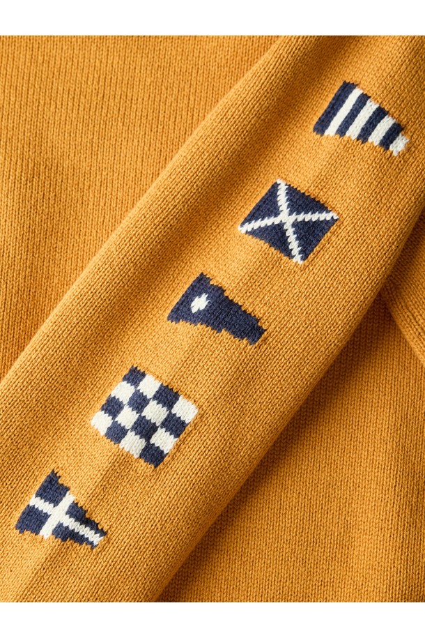 헤비코튼 시그널 플래그 스웨터 - 머스타드는 2차 세계 대전 당시 영국 해군을 모티브로 디자인된, 묵직한 촉감의 헤비 코튼 스웨터입니다. 10수 고급 코튼 원사를 사용하여 보온성이 뛰어나 가을, 겨울철 데일리룩, 산책룩, 카페룩 등 다양한 TPO에 활용하기 좋습니다. 레귤러 핏으로 제작되었으며, 라운드넥 디자인과 긴 소매, 핑거홀 적용으로 실용성을 더했습니다. 캐주얼, 클래식, 미니멀 등 어떤 스타일에도 잘 어울리는 머스타드 컬러의 시그널 플래그 패턴 스웨터입니다. 성형 편직 방식과 사시 봉제 마감으로 높은 퀄리티를 자랑합니다.

