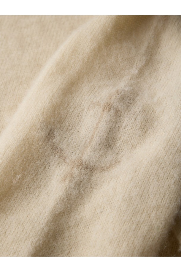 부드러운 셔틀랜드 울 소재로 제작된 쉐기독 홀가먼트 스웨터입니다. 은은한 크림브륄레 컬러가 돋보이며, 봄, 가을, 겨울 3계절 모두 착용 가능합니다. 클래식하고 캐주얼한 스타일을 연출하며, 레귤러 핏과 긴 소매 기장으로 편안함을 선사합니다. 브러싱 처리된 표면은 부드러운 촉감을 제공하고, 공기층을 형성하여 보온성을 높여줍니다. 일상, 산책, 집콕 등 다양한 TPO에 활용 가능한 데일리 아이템입니다.
