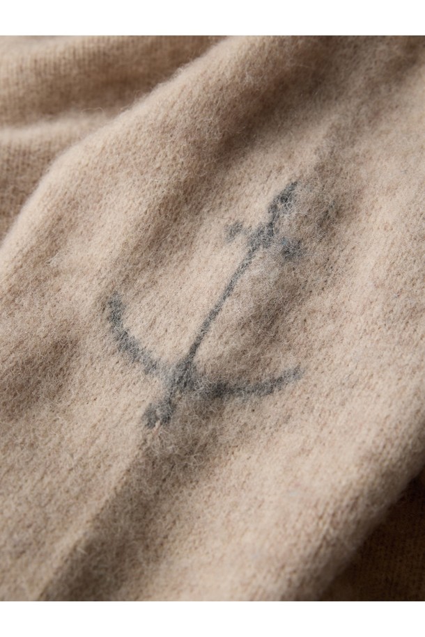 셔틀랜드울 쉐기독 홀가먼트 스웨터 - 머디 퍼피는 포근함과 스타일을 동시에 잡은 겨울철 필수 아이템입니다. 부드러운 촉감의 셔틀랜드 울 소재로 제작되어 보온성과 방풍 기능을 제공하며, 촘촘한 고밀도 니트 구조로 튼튼함을 더했습니다. 홀가먼트(무봉제) 방식으로 제작되어 3차원적인 실루엣을 자랑하며, 브러싱 처리된 표면과 공기층 형성을 통해 더욱 따뜻하게 착용할 수 있습니다. 핑거홀 디테일이 더해져 실용성을 높였으며, 모던하고 빈티지한 스타일을 연출하여 겨울 데일리룩, 산책룩, 카페룩 등 다양한 TPO에 활용하기 좋습니다.
