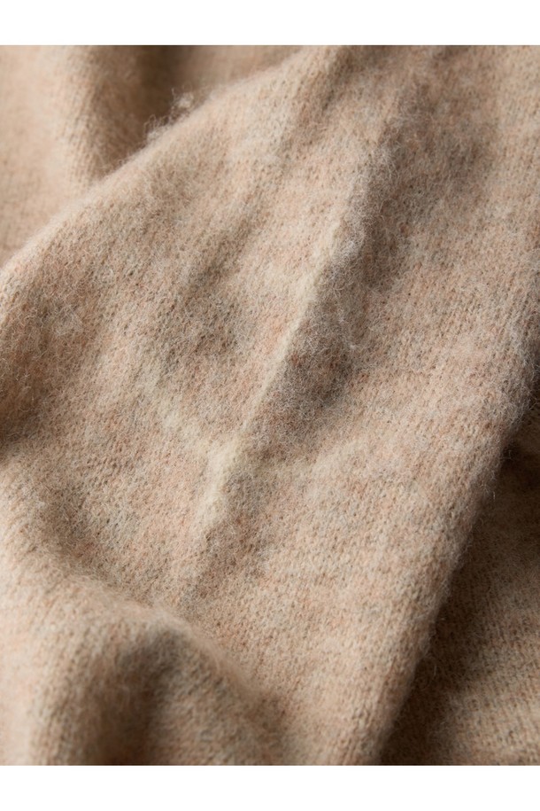 셔틀랜드울 쉐기독 홀가먼트 스웨터 - 살몬 오렌지 색상은 가을과 겨울, 겨울 데일리룩, 카페룩, 모임룩에 어울리는 클래식, 미니멀, 캐주얼 스타일의 니트 스웨터입니다. 셔틀랜드 울 소재로 제작되어 부드러운 촉감과 뛰어난 보온성을 제공하며, 브러싱 공정을 통해 독특한 퍼지 질감을 더했습니다. 홀가먼트 구조(무봉제 3차원 니팅)로 제작되어 피부에 닿는 거친 봉제선 없이 편안하게 착용 가능하며, 신체 곡선을 따라 자연스러운 드레이핑을 연출합니다. 공기층을 형성하여 보온성을 높였으며, 빈티지한 외관으로 시간이 지날수록 멋스러운 변화를 느낄 수 있습니다. 
