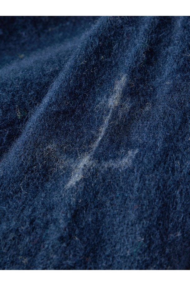 **셔틀랜드울 쉐기독 홀가먼트 스웨터 - 딥 블루**

부드러운 촉감과 뛰어난 보온성을 자랑하는 셔틀랜드울 소재의 쉐기독 스웨터입니다. 딥 블루 컬러와 클래식, 모던 스타일을 결합하여 겨울철 데일리룩과 모임룩에 모두 잘 어울립니다. 홀가먼트 공법으로 제작되어 3D 실루엣을 연출하며, 손목에는 손가락 구멍 디테일을 더했습니다. 넉넉한 핏의 라운드넥 디자인에 긴 소매 기장으로 편안하게 착용할 수 있으며, 신축성 또한 뛰어납니다.
