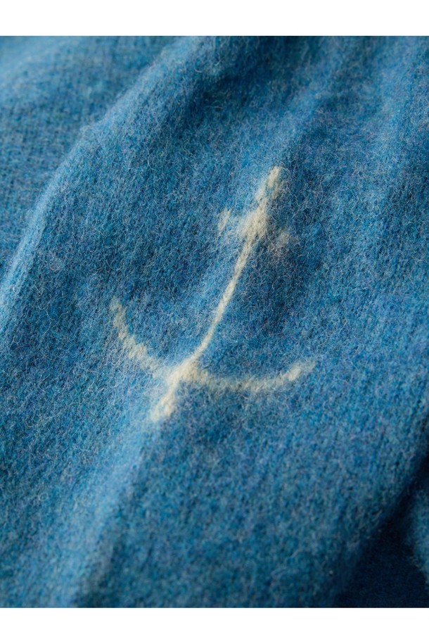 셔틀랜드울 쉐기독 홀가먼트 스웨터 - 피카딜리는 포근함과 클래식한 멋을 동시에 선사하는 남녀 공용 스웨터입니다. 셔틀랜드울 소재 특유의 부드러운 촉감과 두꺼운 두께감으로 가을, 겨울철 따뜻하게 착용 가능합니다. 브러싱 처리된 울 표면과 공기층 형성으로 보온성을 극대화했으며, 빈티지한 느낌을 더해주는 에이징 기법이 돋보입니다. 3차원 입체 실루엣과 왼쪽 소매 앵커 포인트 디테일, 전통적인 피셔맨 스웨터 디자인으로 미니멀, 클래식, 캐주얼 등 다양한 스타일을 연출할 수 있습니다. 다양한 색상 중 피카딜리 컬러는 어떤 룩에도 포인트를 더해줍니다.
