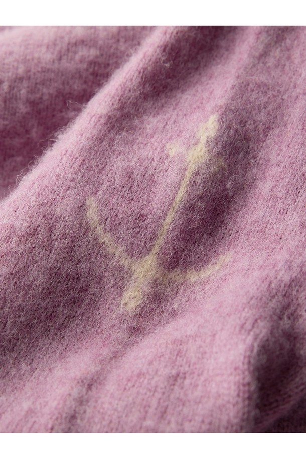 부드러운 셔틀랜드울 소재의 쉐기독 홀가먼트 스웨터입니다. 봉제선 없는 홀가먼트 구조로 제작되어 자연스러운 실루엣을 연출하며, 왼쪽 소매의 앵커 포인트 디테일이 특징입니다. 브러싱 처리로 복슬복슬한 질감을 살렸으며, 공기층을 형성하여 뛰어난 보온성을 제공합니다. 그레이프주스 컬러로, 가을, 겨울철 데일리룩에 클래식, 미니멀, 캐주얼 스타일로 활용하기 좋습니다. 튼튼하고 탄력적인 소재로 오래도록 따뜻하게 착용할 수 있습니다.
