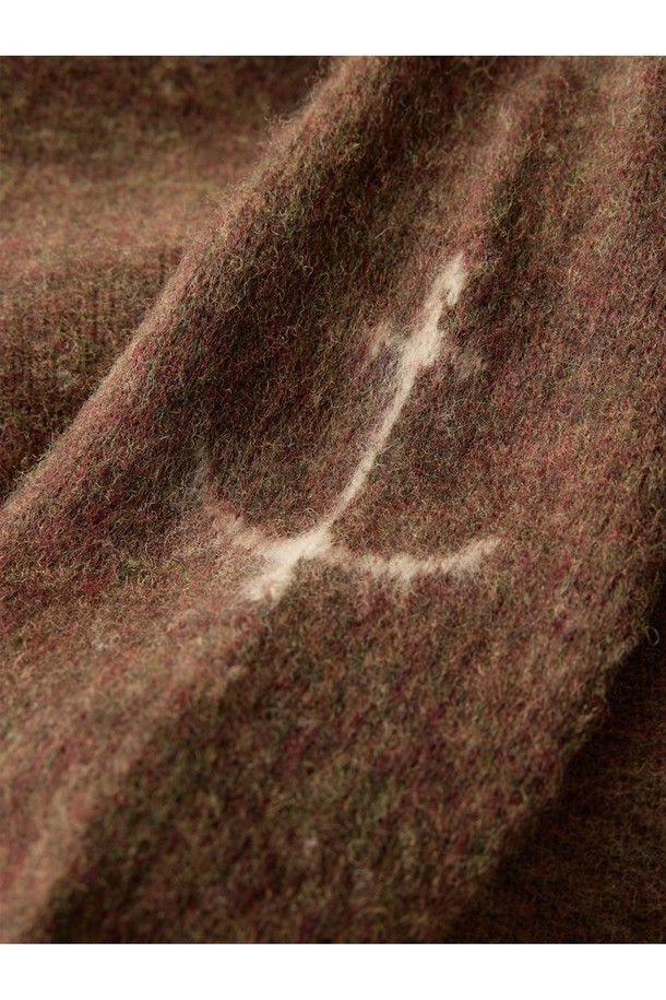 셔틀랜드울 쉐기독 홀가먼트 스웨터 - 모스 브라운은 가을, 겨울 시즌을 위한 남녀 공용 니트/스웨터입니다. 부드러운 촉감의 셔틀랜드울 소재로 제작되었으며, 두꺼운 두께감으로 뛰어난 보온성을 제공합니다. 클래식하고 베이직한 스타일로, 일상, 카페, 모임 등 다양한 TPO에 활용하기 좋습니다. 브러싱 처리된 표면과 빈티지한 무드가 특징이며, 홀가먼트 구조 (심리스 니팅)로 3차원 실루엣을 완성했습니다. 손가락 구멍 디테일로 활동성을 더하고, 레귤러핏, 라운드넥 디자인으로 편안하게 착용할 수 있습니다.
