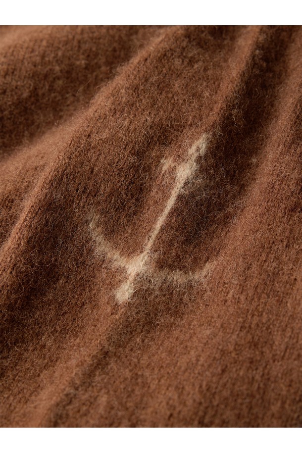 셔틀랜드울(Shetland Wool) 쉐기독 홀가먼트 스웨터 - 코코아는 부드러운 촉감과 따뜻한 보온성을 자랑하는 울 소재의 스웨터입니다. 은은한 빗줄 패턴과 봉제선 없는 홀가먼트 공법으로 제작되어 편안한 착용감을 선사합니다. 1950년대 셔틀랜드 스웨터를 재해석하여 클래식하고 빈티지한 무드를 연출하며, 왼쪽 소매 앵커 포인트 디테일이 돋보입니다. 가을, 겨울 시즌 데일리룩, 카페룩, 데이트룩 등 다양한 스타일에 매치하여 클래식, 미니멀, 캐주얼 스타일을 완성해보세요. 코코아를 포함한 18가지 다채로운 컬러 옵션(크림브륄레, 머디, 퍼피, 살몬, 오렌지, 던 그레이, 블랙, 페퍼, 딥 블루, 피카딜리, 고흐 블루, 그레이프주스, 허브빌리, 커스터드, 모스 브라운, 포레스트 그린, 마말레이드)으로 만나보실 수 있습니다.
