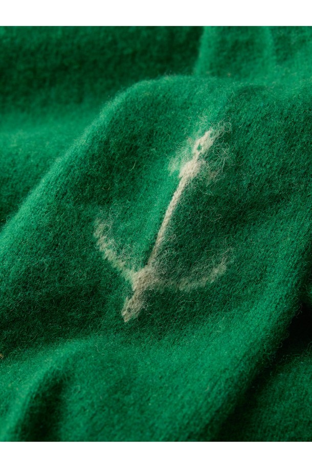 셔틀랜드울 쉐기독 홀가먼트 스웨터 - 포레스트 그린은 겨울 데일리룩과 클래식, 미니멀 스타일을 위한 완벽한 선택입니다. 부드러운 촉감의 셔틀랜드 울 소재로 제작되어 보온성과 방풍 기능을 제공하며, 두꺼운 두께감으로 추운 날씨에도 따뜻하게 착용할 수 있습니다. 브러싱 처리된 울 텍스처와 공기층 형성은 뛰어난 보온성을 선사하고, 빈티지한 감성을 더합니다. 홀가먼트 구조(무봉제 니팅)로 제작되어 편안한 착용감을 자랑하며, 레귤러핏 라운드넥 디자인으로 어떤 스타일에도 잘 어울립니다. 포레스트 그린 컬러는 깊이 있는 분위기를 자아내며, 클래식한 스타일을 더욱 돋보이게 합니다.
