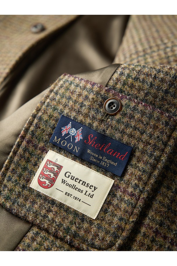 아브라함문 하운드투스 울 재킷 - 클래식 카멜은 가을과 겨울, 오피스룩, 비즈니스 캐주얼, 회의룩에 어울리는 싱글 버튼 자켓입니다. 클래식하고 미니멀하며 시크한 스타일을 연출하며, 도톰한 두께감과 부드러운 촉감의 울 소재로 제작되었습니다. 3버튼 싱글 디자인에 새틴 안감, 네크 밴드 울 혼방 배색, 싱글 웰트 포켓과 아웃 포켓 디테일이 특징입니다. 하운드투스 패턴의 클래식 카멜 컬러가 고급스러운 분위기를 더합니다. 레귤러핏으로 제작되어 편안한 착용감을 제공하며, 긴소매 기장으로 제작되었습니다.
