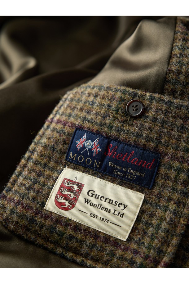 아브라함문 하운드투스 울 재킷 - 카키는 가을, 겨울 시즌에 어울리는 클래식 스타일의 울 자켓입니다. 부드러운 촉감의 울 소재와 레귤러 핏으로 편안한 착용감을 선사하며, 3버튼 싱글 디자인에 내추럴 숄더라인, 안쪽 웰트 포켓, 바깥쪽 라벨 포켓, 혼 버튼, 실크 같은 안감 디테일로 고급스러움을 더했습니다. 카키 컬러의 하운드투스 패턴은 출근룩, 오피스룩, 겨울 데일리룩 등 다양한 TPO에 활용 가능하며, 클래식, 미니멀, 시크한 스타일을 연출하기 좋습니다. 긴 소매 기장의 레귤러핏 자켓으로, 싱글 버튼 여밈 방식입니다.
