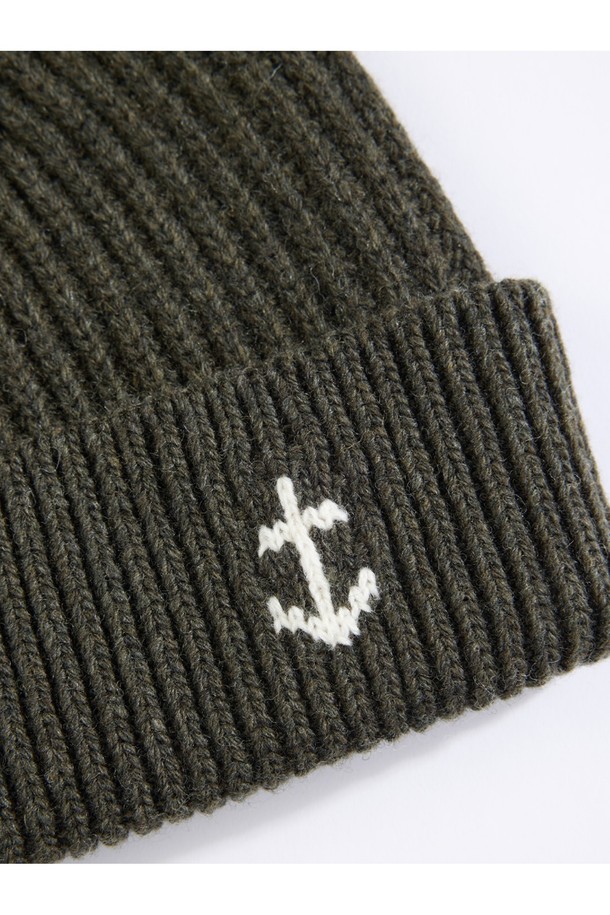 앵커 플로팅 숏 비니 - 다크 올리브는 겨울과 가을에 착용하기 좋은 모자입니다. 부드러운 울 소재로 제작되어 보온성과 방풍 기능을 제공하며, 숏 기장으로 제작되어 활동성을 높였습니다. 앵커 포인트 디테일과 전통적인 니트 패턴이 특징이며, 고밀도 니트 구조와 심리스 구조로 편안한 착용감을 선사합니다. 특히, 한국 시장 전용 커스텀 버전으로 아시안 체형에 맞춰 제작되었습니다. 클래식, 캐주얼, 미니멀 스타일의 겨울 데일리룩, 산책룩, 여행룩에 잘 어울립니다.

