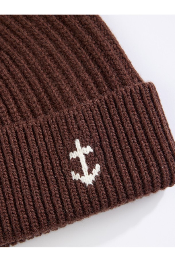 앵커 플로팅 숏 비니 - 브라운은 슈퍼파인 메리노 울 100% 소재로 제작되어 부드러운 촉감을 자랑하는 남녀 공용 비니입니다. 가을, 겨울 시즌 착용하기 좋으며, 보온, 방풍, 통기성을 제공하는 기능성 제품입니다. 숏 모자 깊이에 앵커 디테일과 케이블 패턴이 돋보이며, 클래식, 미니멀, 캐주얼 스타일을 연출하기 좋습니다. 심리스 구조에 링킹 기법을 사용하여 제작되었으며 아시안 핏으로 편안하게 착용 가능합니다. 겨울 데일리룩, 산책룩, 여행룩에 포인트 아이템으로 활용해 보세요.
