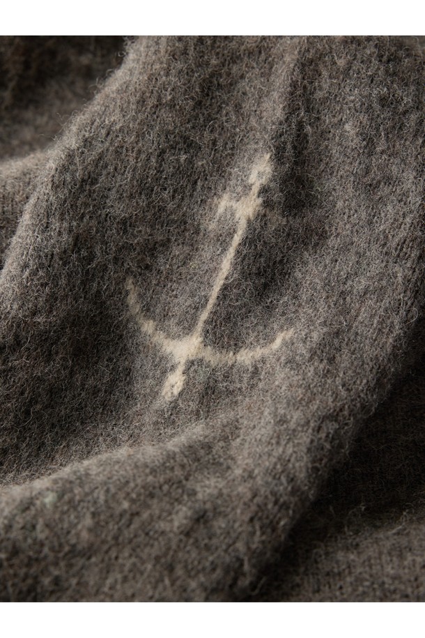 부드러운 셔틀랜드울 소재의 쉐기독 홀가먼트 스웨터입니다. 던 그레이 컬러로, 가을과 겨울에 따뜻하게 착용하기 좋습니다. 홀가먼트 공법으로 제작되어 봉제선 없이 자연스러운 실루엣을 연출하며, 입체적인 3차원 디자인이 특징입니다. 왼쪽 소매에는 앵커 포인트 디테일을 더해 포인트를 주었으며, 뛰어난 보온성과 복슬복슬한 텍스처로 편안한 착용감을 선사합니다. 베이직하고 클래식한 스타일로, 겨울 데일리룩, 모임룩, 출근룩에 활용하기 좋습니다.
