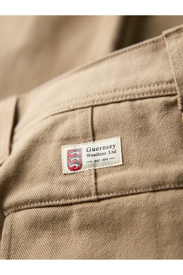 코튼 와이드 치노 팬츠 - 카키는 부드러운 면 소재로 제작되어 편안한 착용감을 선사합니다. 베이직하고 캐주얼한 스타일로 데이트룩, 카페룩 등 다양한 TPO에 활용하기 좋습니다. 넉넉한 루즈핏 와이드 실루엣에 YKK 지퍼, 백 플랩 포켓, 코인 포켓 등 실용적인 디테일을 더했습니다. 사이드 웨이스트 조절 기능과 가먼트 바이오워싱 처리로 완성도를 높였으며, 내추럴 레더 패치가 고급스러움을 더합니다. 봄, 가을 시즌에 어울리는 긴 기장의 무지 치노 팬츠로 캐주얼, 클래식, 미니멀 스타일을 연출해보세요.
