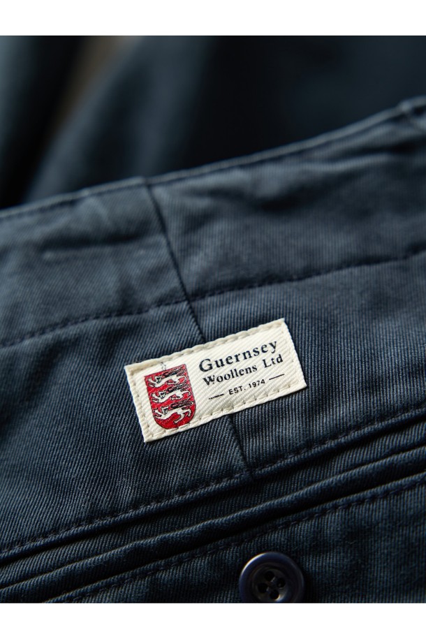 1940 오피서 치노 팬츠는 남성용 치노팬츠로, 밀리터리 및 클래식 스타일을 기반으로 제작되었습니다. 네이비 컬러의 무지 디자인에 릴랙스 핏으로 편안한 착용감을 선사하며, 사계절 내내 활용 가능합니다. 면 소재로 제작되어 부드러운 촉감을 자랑하며, YKK 지퍼, 천연 혼 버튼, 더블 웰트 포켓, 코인 포켓 등 디테일한 부분까지 신경 썼습니다. 바이오 워싱 가공을 통해 자연스러운 에이징 효과를 더하여, 출근룩, 비즈니스 캐주얼, 모임룩 등 다양한 TPO에 맞춰 클래식, 미니멀, 워크웨어 스타일을 연출할 수 있습니다.
