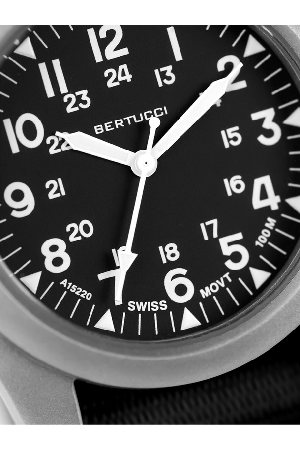 A-2S 빈티지 필드워치 11500은 남녀 모두 착용 가능한 밀리터리 스타일의 필드워치입니다. 블랙과 실버 색상으로 출시되었으며, 스테인리스 스틸과 나일론 소재를 사용하여 내구성을 높였습니다. 100m 방수 기능, Super-LumiNova 야광 처리, 내충격 기능을 갖춰 아웃도어, 전술용, 일상생활에서 폭넓게 활용할 수 있습니다. 4시 방향 크라운, NATO 스트랩, 유니바디 케이스, 24시간 다이얼 마킹 등 빈티지 워치 스타일을 완성하는 디테일이 돋보입니다. 여행룩, 클래식, 미니멀, 워크웨어 스타일을 즐기는 분들께 추천합니다.
