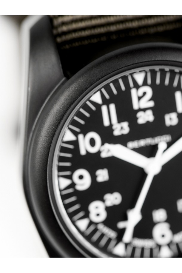 A-2S 빈티지 필드워치 11510은 클래식, 미니멀, 캐주얼 스타일을 즐기는 분들을 위한 시계입니다. 데이트룩, 카페룩, 쇼핑룩 등 다양한 TPO에 매치하여 세련된 분위기를 연출할 수 있습니다. 빈티지한 디자인과 심플한 디자인의 조화는 어떤 스타일에도 자연스럽게 어울립니다. 시계의 크기, 소재, 특징 등 자세한 정보는 상품 상세 페이지에서 확인하실 수 있습니다. 지금 바로 A-2S 빈티지 필드워치 11510으로 당신의 스타일을 완성해 보세요.
