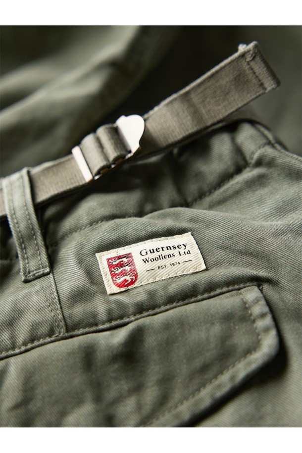 워시드 브리티쉬 아미 필드 팬츠 - 올리브는 남성용 필드 팬츠로, 캐주얼 및 밀리터리 스타일을 연출하기 좋습니다. 봄, 가을에 적합한 긴 기장의 면 소재 바지이며, 워싱 가공 처리되어 부드러운 촉감을 선사합니다. 레귤러핏으로 편안하게 착용 가능하며, 데일리룩과 캠핑룩에 활용하기 좋습니다. 넉넉한 수납을 위한 카고 포켓 디테일이 특징입니다.
