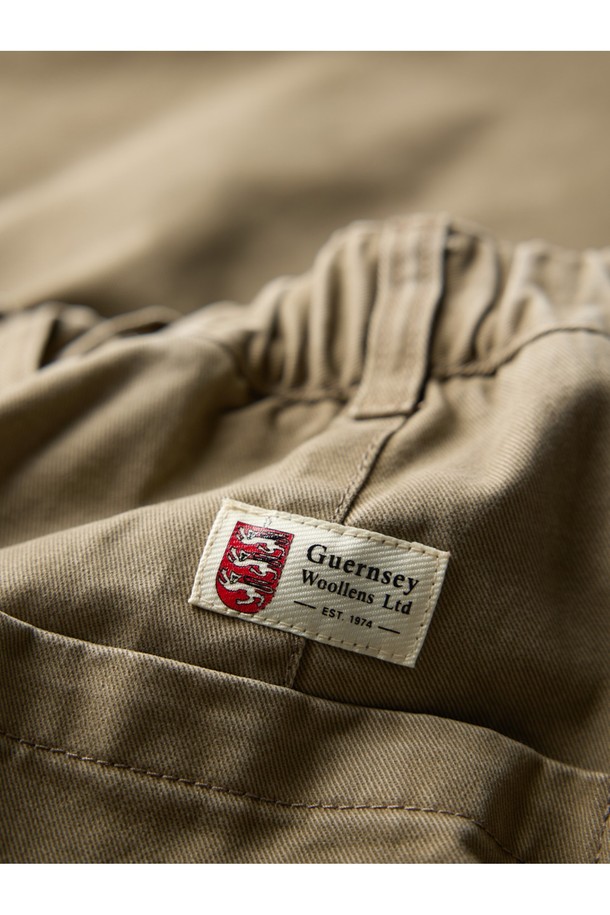 코튼 베이커 밴딩 팬츠 - 카키는 편안함과 스타일을 동시에 잡은 남성용 반바지입니다. 면 소재로 제작되어 봄, 여름 시즌에 시원하게 착용하기 좋으며, 루즈핏 디자인으로 활동성을 높였습니다. 허리 밴딩 처리로 편안한 착용감을 제공하며, 베이직하고 캐주얼한 스타일로 다양한 상의와 매치하기 좋습니다. 여행이나 휴가와 같은 TPO에 적합하며, 캐주얼, 미니멀, 클래식 스타일을 연출하기 좋습니다. 무지 디자인과 카키 컬러로 어떤 상의에도 잘 어울려 데일리룩으로 활용하기 좋습니다.
