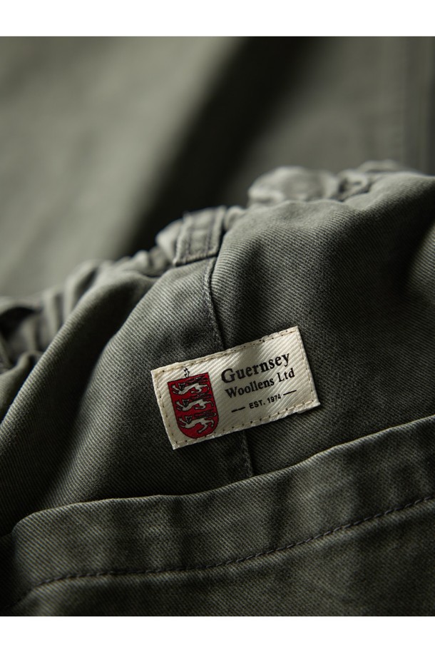 코튼 베이커 밴딩 팬츠 - 올리브는 봄, 여름 시즌에 적합한 남성용 반바지입니다. 부드러운 면 소재로 제작되어 편안한 착용감을 선사하며, 루즈 핏과 밴딩 디자인으로 활동성을 높였습니다. 무지 디자인에 올리브 색상으로 캐주얼하고 베이직한 스타일을 연출하기 좋습니다. 여행룩이나 캠핑룩, 또는 미니멀하고 클래식한 스타일까지 다양한 TPO에 활용할 수 있습니다. 얇은 두께감으로 시원하게 착용 가능하며, 데일리룩으로 손색없는 활용성을 자랑합니다.
